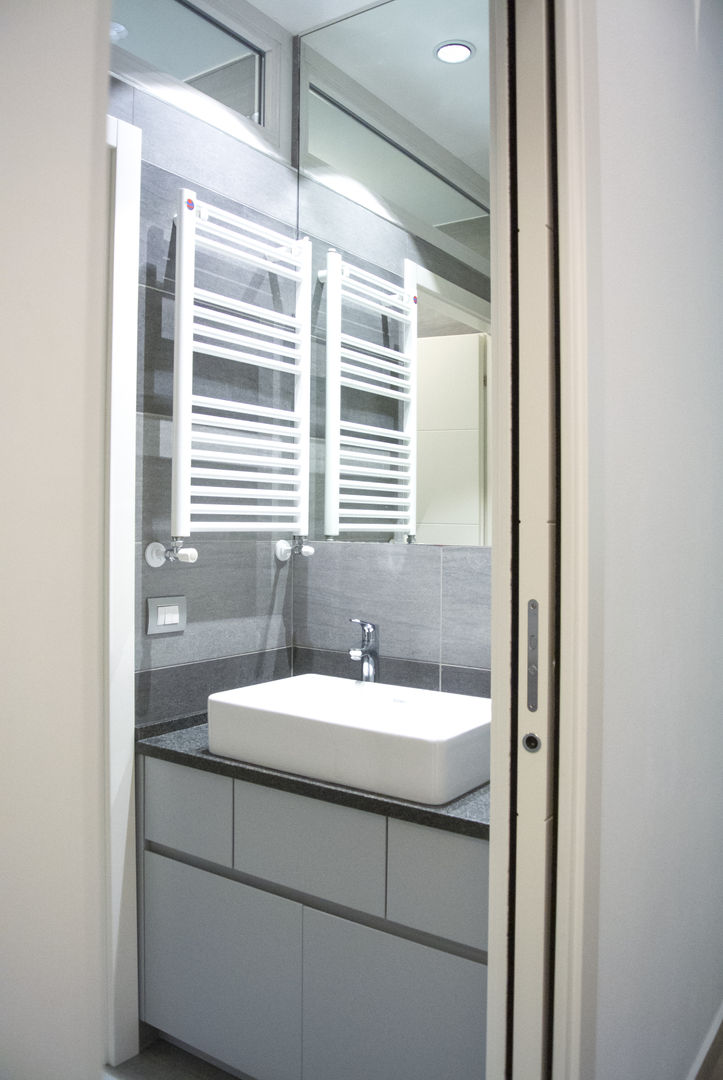Riqualificazione di un ex laboratorio, Studio di architettura Miletta Studio di architettura Miletta Modern bathroom