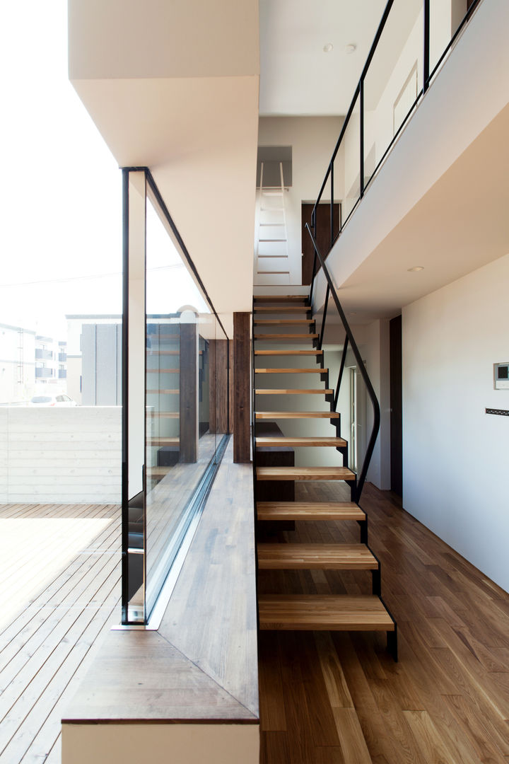 ピッタンコの家, 一級建築士事務所 Atelier Casa 一級建築士事務所 Atelier Casa Modern corridor, hallway & stairs