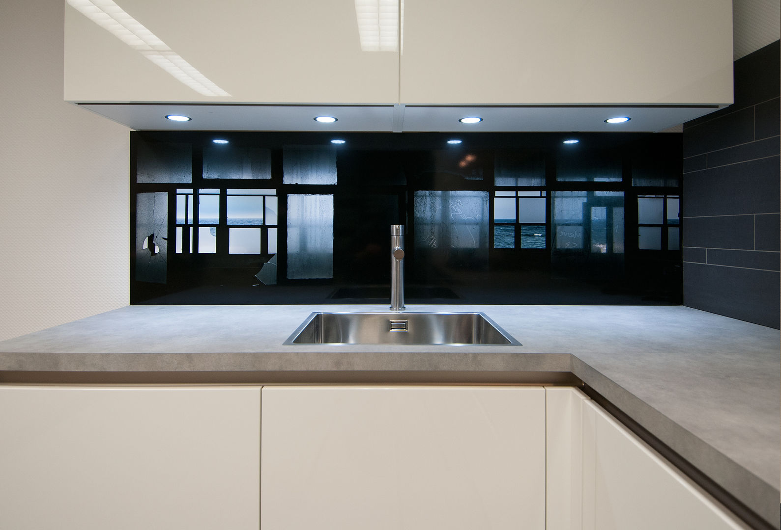 "Room with a view" achterwand voor de keuken. homify Industriële keukens