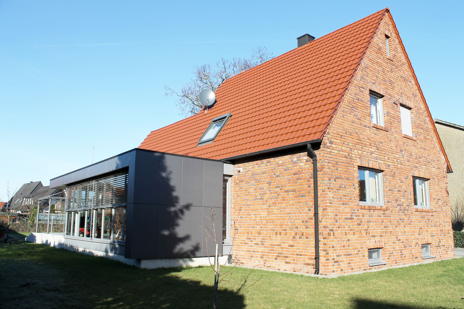 Erweiterung eines Einfamilienhauses, w+p architekten w+p architekten บ้านและที่อยู่อาศัย