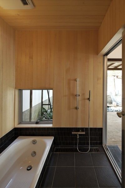 今井町の家, ＮＥＯ ＧＥＯ ＮＥＯ ＧＥＯ Klasyczna łazienka Wanny i prysznice