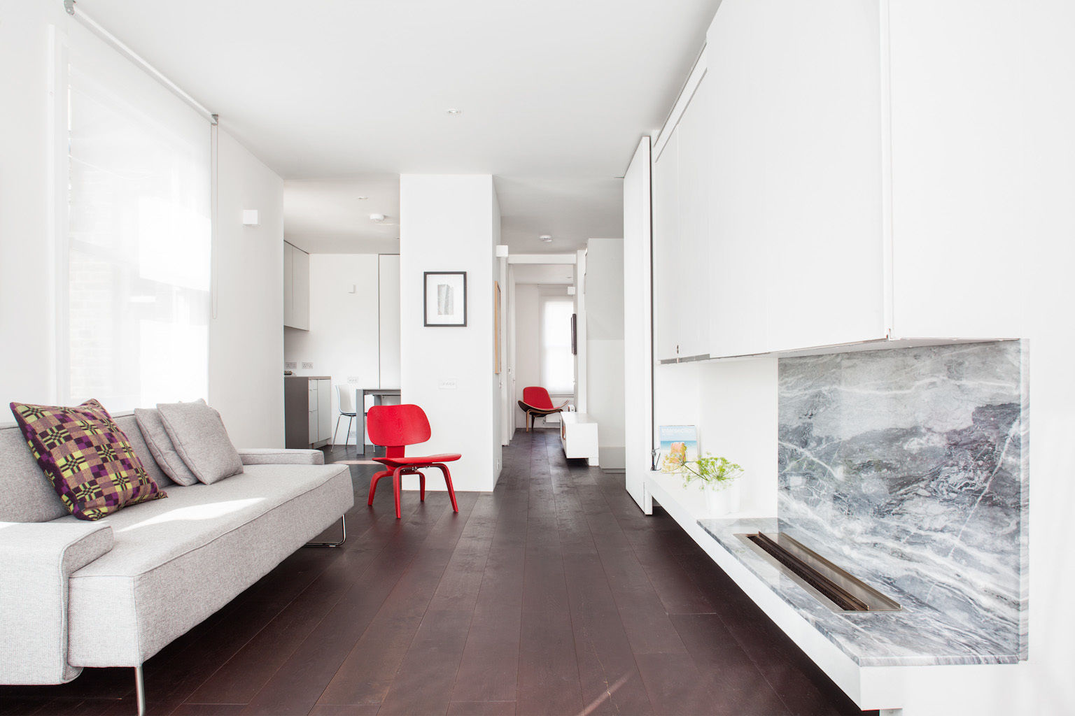 APARTMENT IN AMBERGATE STREET, Kennington, London, 2012, Francesco Pierazzi Architects Francesco Pierazzi Architects ミニマルデザインの リビング