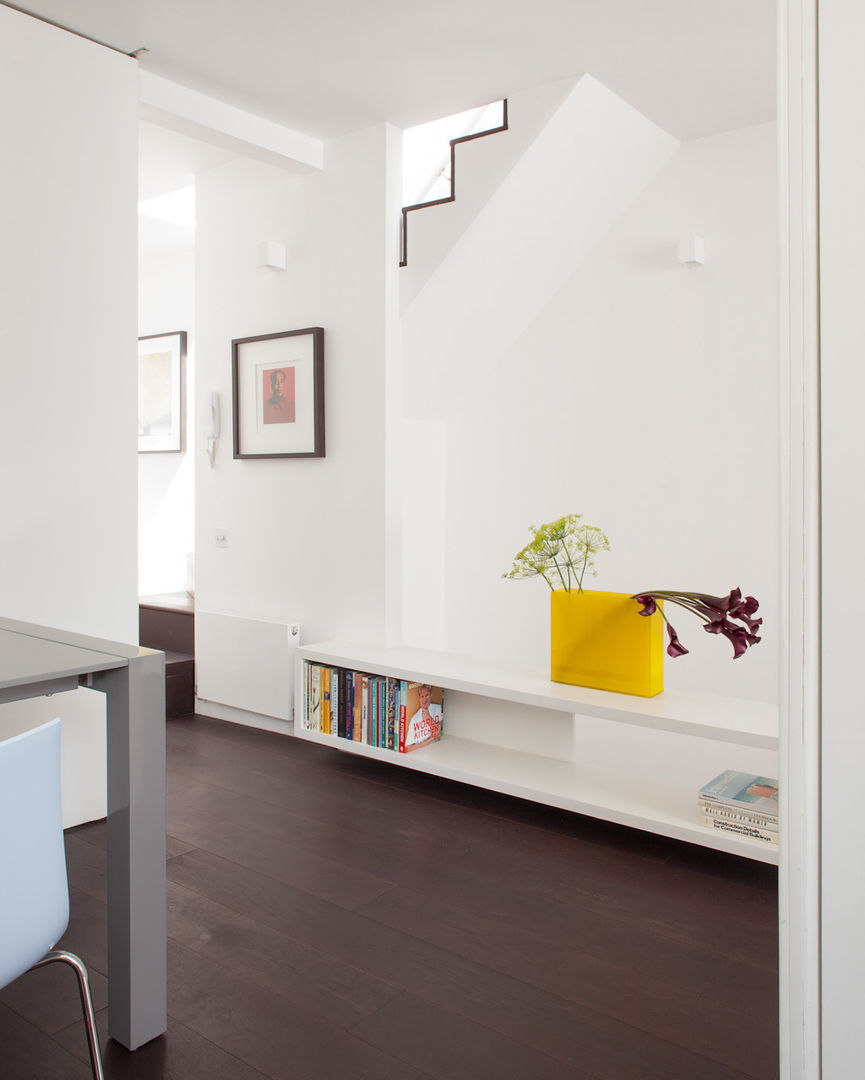 APARTMENT IN AMBERGATE STREET, Kennington, London, 2012, Francesco Pierazzi Architects Francesco Pierazzi Architects Pasillos, vestíbulos y escaleras de estilo minimalista