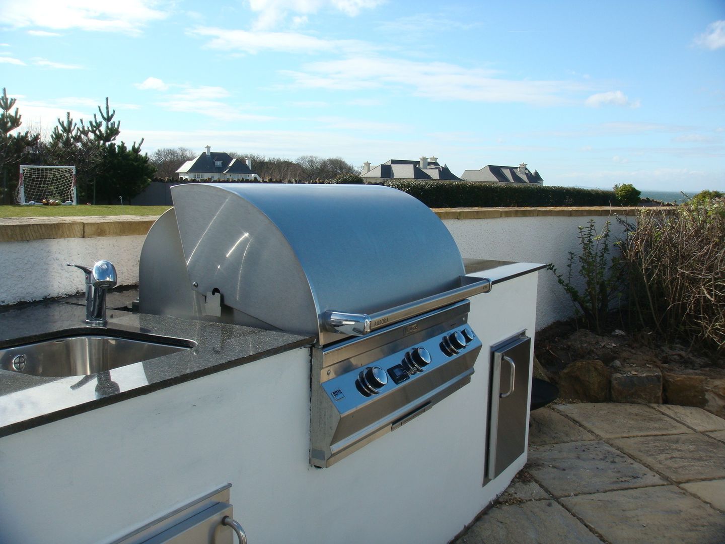 Outdoor Kitchen in a contemporary style. Design Outdoors Limited Jardines de estilo moderno