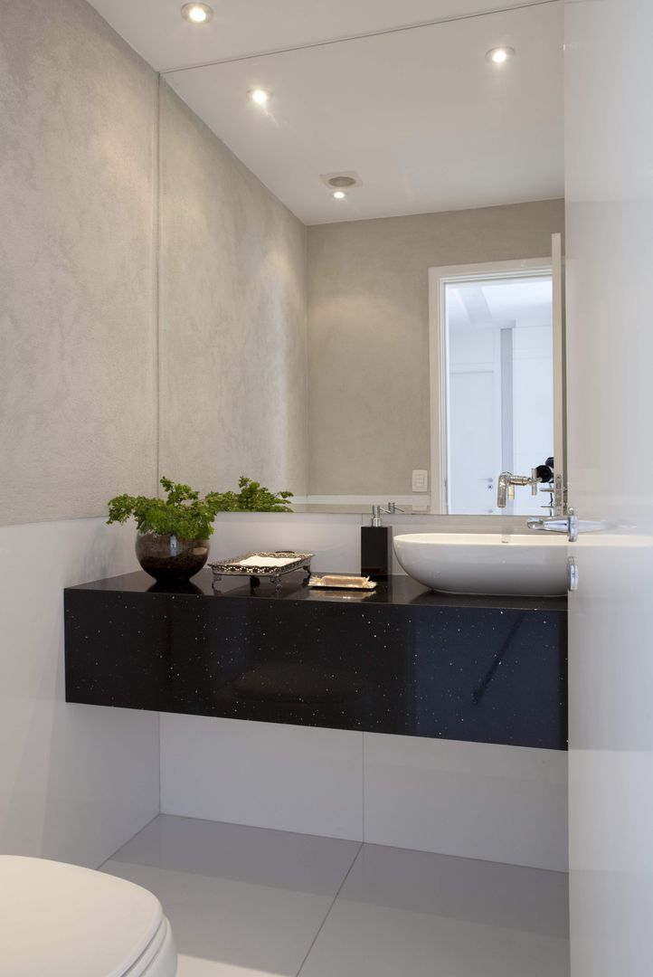 homify Modern Bathroom