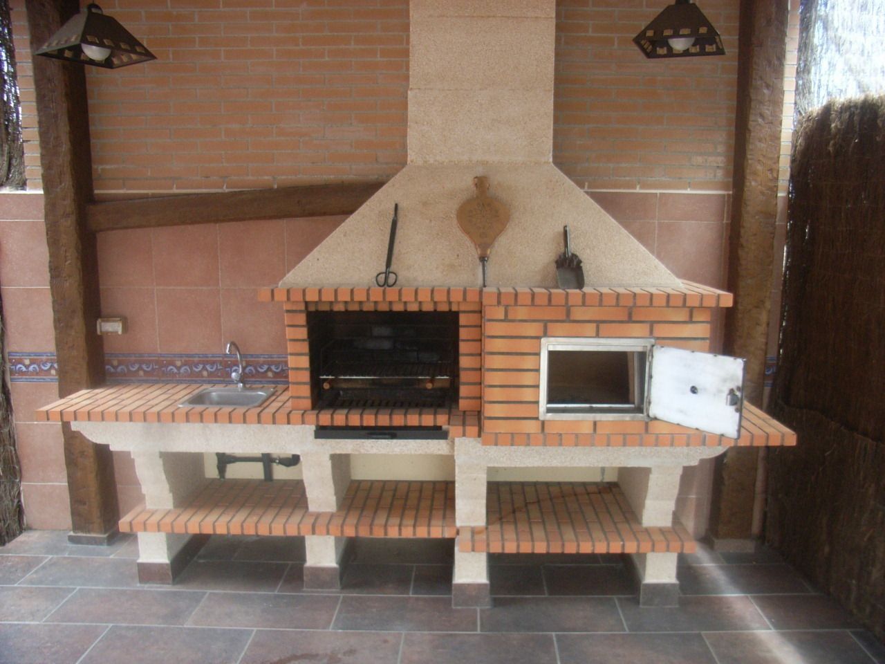 FABRILOR BARBACOA CON HORNO DE BARRO Y FREGADERO FABRILOR IBERICA Jardines de estilo rústico Parrillas