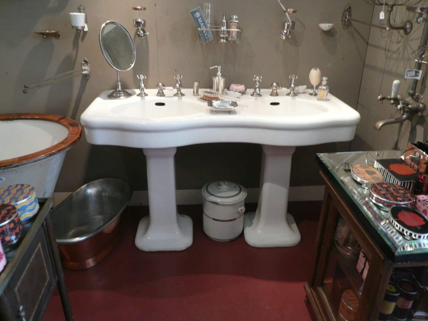 Sanitair, Affaire d' Eau Affaire d' Eau Classic style bathroom