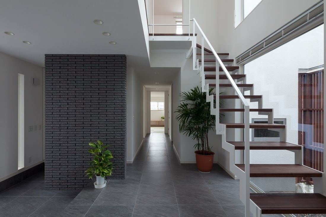 三世代が憩う家, LITTLE NEST WORKS LITTLE NEST WORKS Modern Corridor, Hallway and Staircase