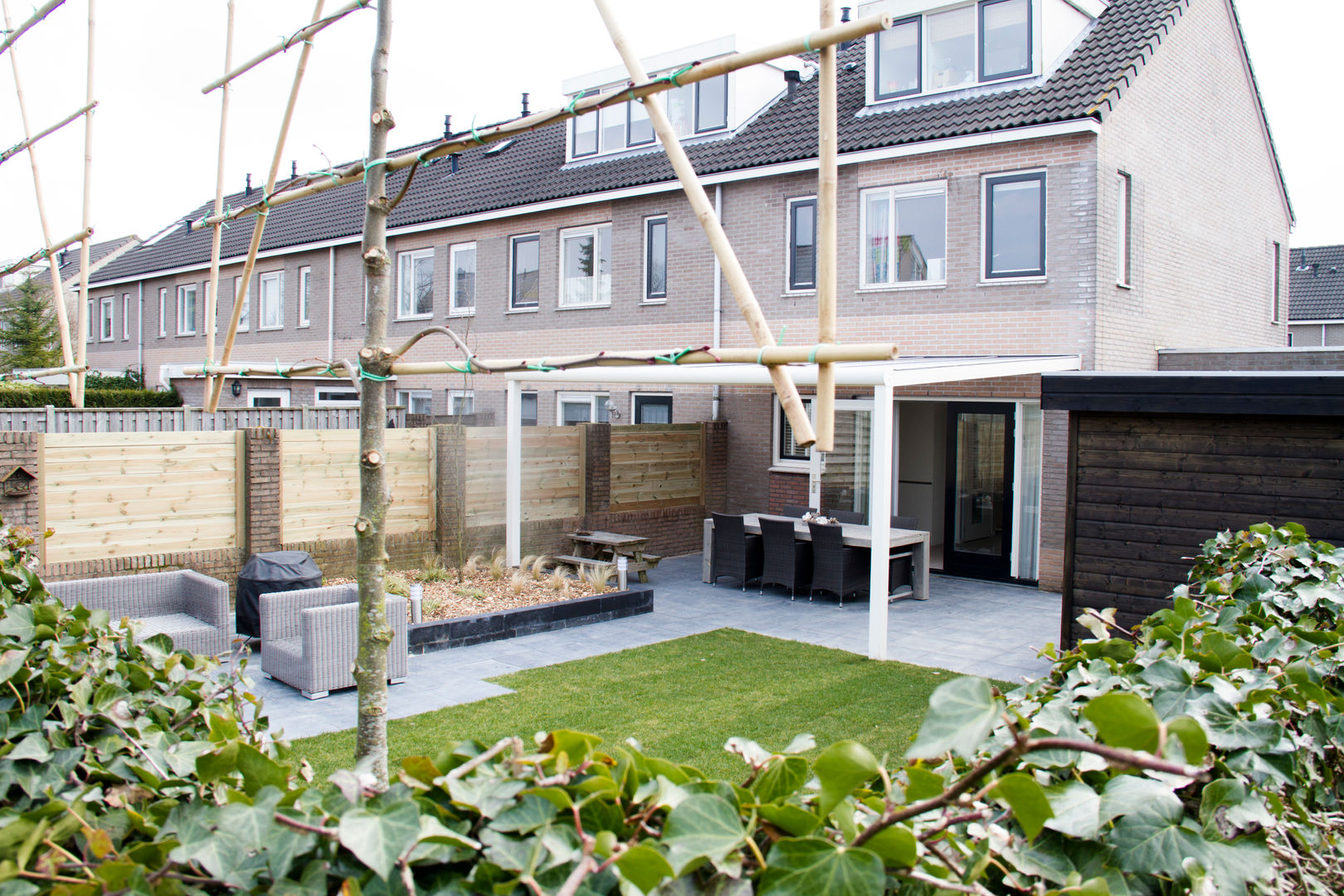 moderne tuin, Hoveniersbedrijf de bruin Hoveniersbedrijf de bruin حديقة