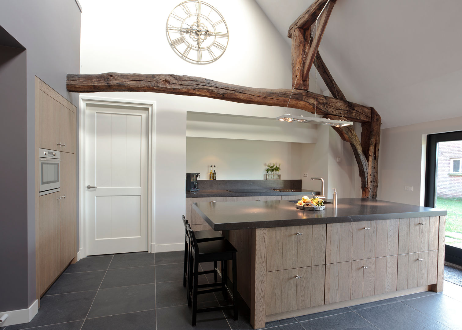 Open keuken, ruimte, licht - een keukeneiland biedt alle mogelijkhede, Thijs van de Wouw keuken- en interieurbouw Thijs van de Wouw keuken- en interieurbouw クラシックデザインの キッチン
