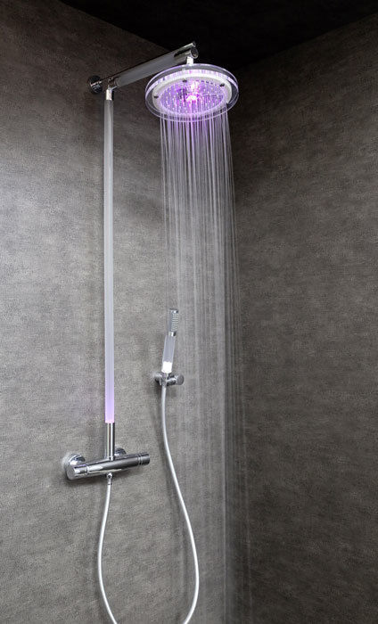 La colonne de douche lumineuse LINEA + LUX gled, Sarodis Sarodis 모던스타일 욕실 욕조 및 샤워 시설