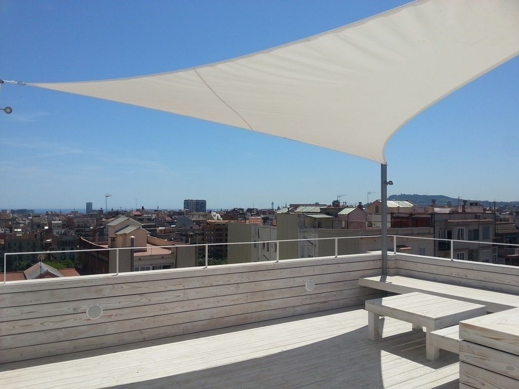 Reforma integral de un ático en Barcelona, CUADRAT PINEN ARQUITECTES CUADRAT PINEN ARQUITECTES Modern Balkon, Veranda & Teras