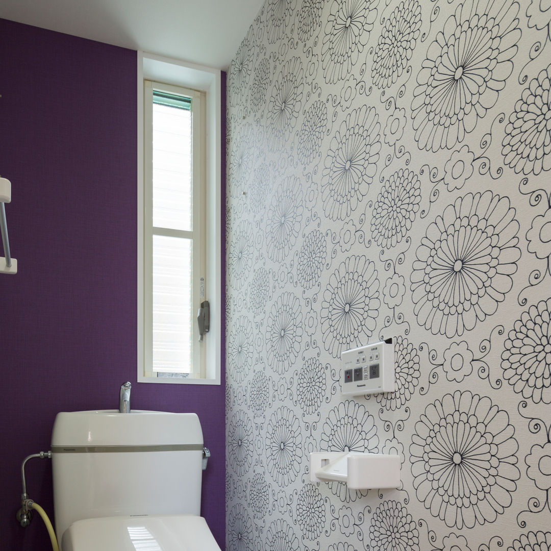 コンパクトで可愛いショートケーキハウス M設計工房 北欧スタイルの お風呂・バスルーム テキスタイル 紫/バイオレット