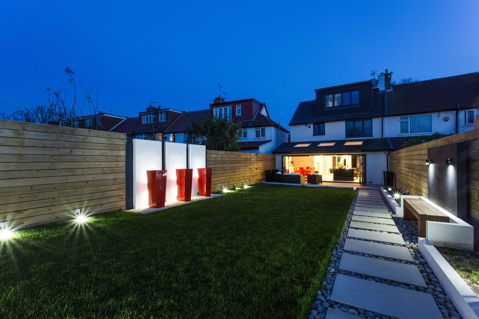 Night time in the Garden GK Architects Ltd Giardino moderno Illuminazione