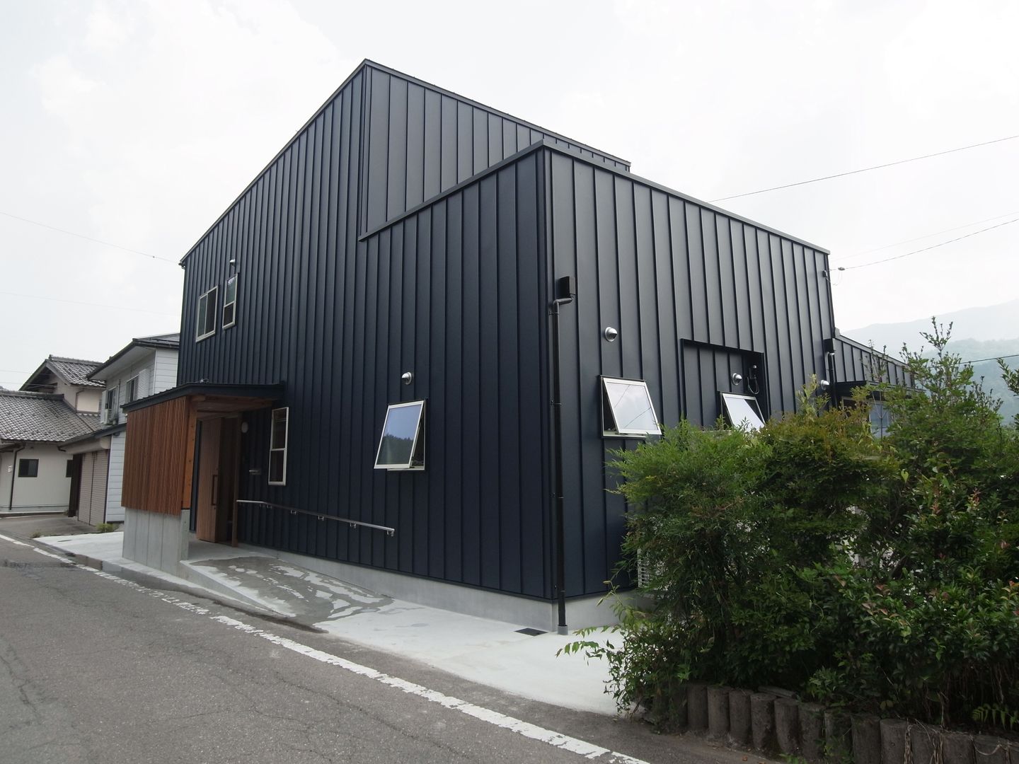 郡上の家, ジュウニミリ建築設計事務所 ジュウニミリ建築設計事務所 Modern houses