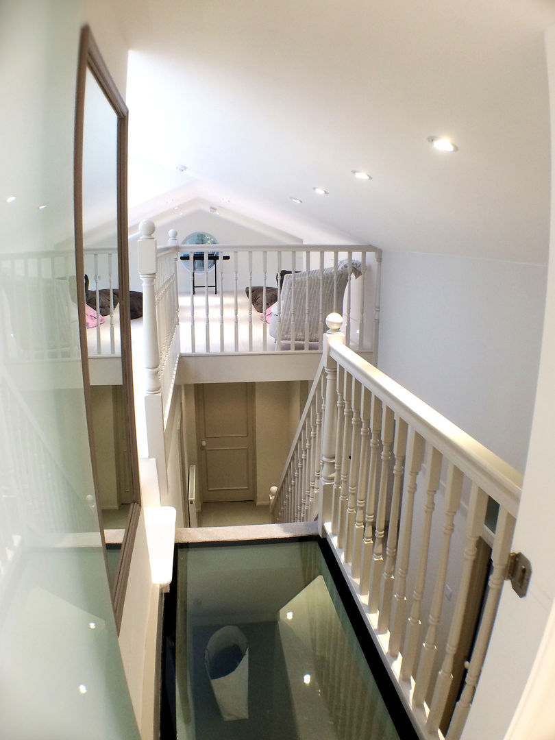 Staircase GK Architects Ltd Pasillos, vestíbulos y escaleras de estilo moderno Accesorios y decoración