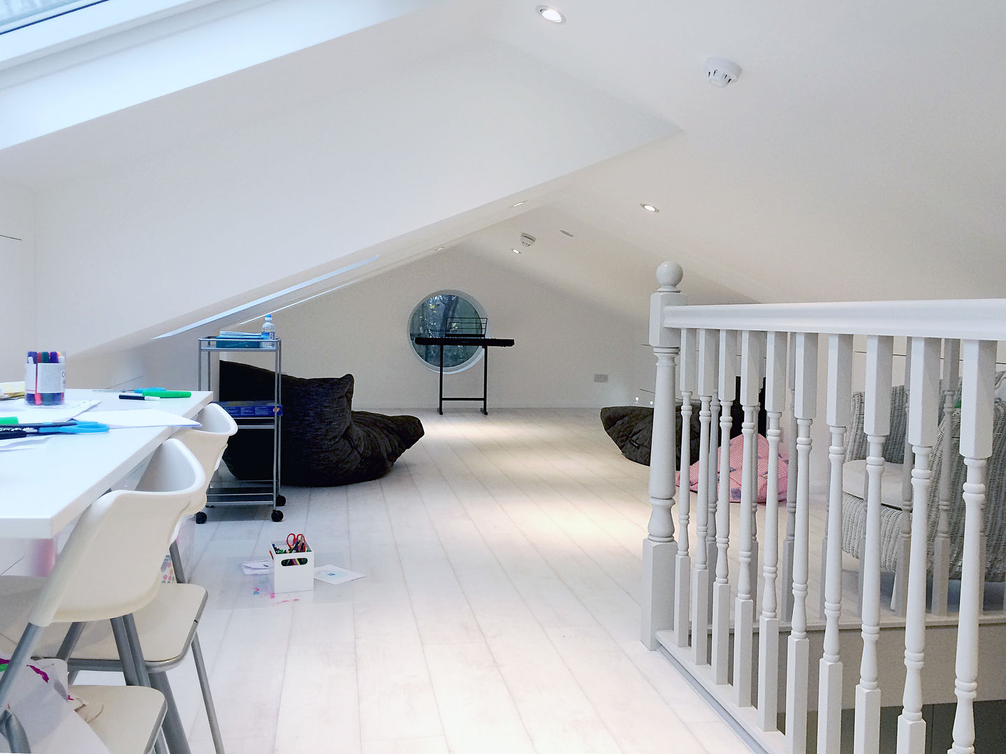 Loft GK Architects Ltd Dormitorios infantiles modernos: Decoración y accesorios