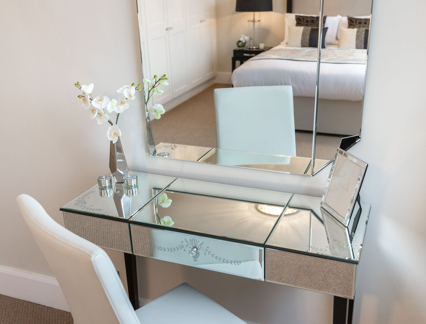 Chic dressing table In:Style Direct ミニマルスタイルの 寝室