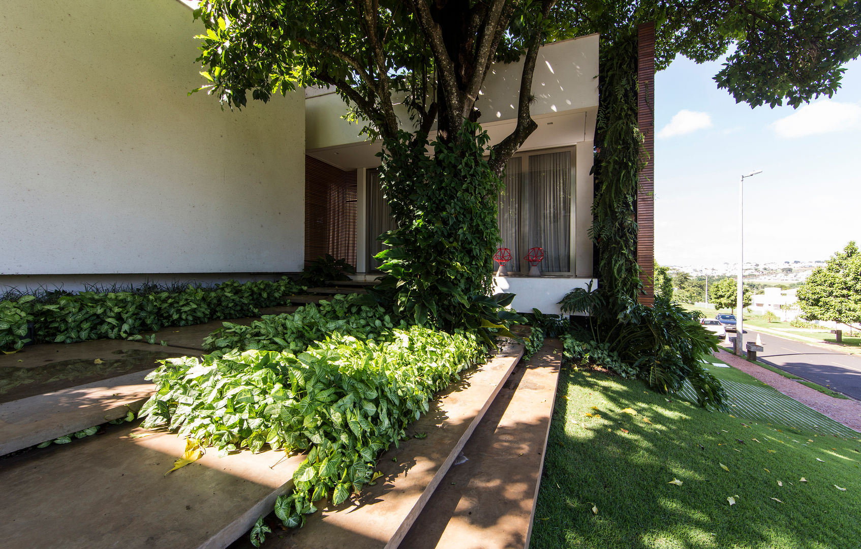 RESIDÊNCIA RMJ, Felipe Bueno Arquitetura Felipe Bueno Arquitetura Jardines de estilo moderno