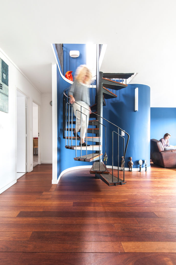 homify Modern Corridor, Hallway and Staircase