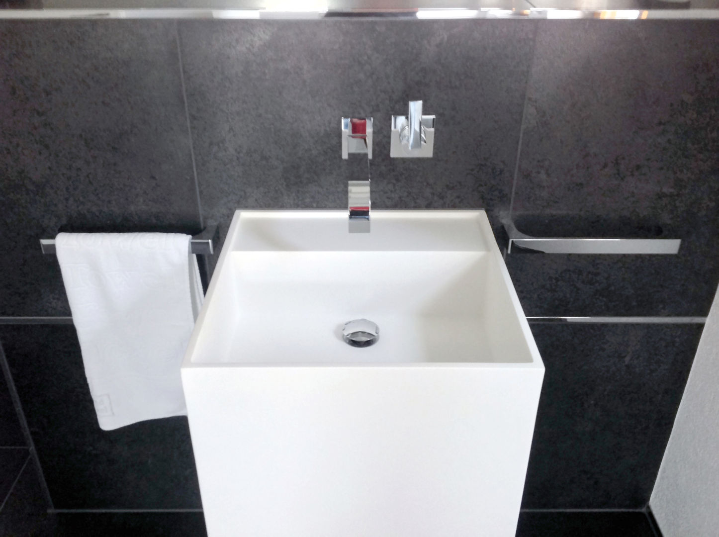 Referenzbilder moderne Mineralguss Standbecken von Badeloft, Badeloft - Badewannen und Waschbecken aus Mineralguss und Marmor Badeloft - Badewannen und Waschbecken aus Mineralguss und Marmor Modern bathroom Stone Sinks