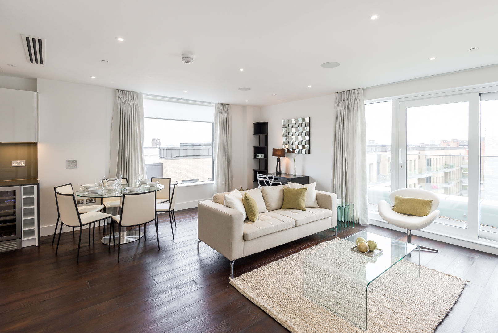 Lounge In:Style Direct Ruang Keluarga Modern
