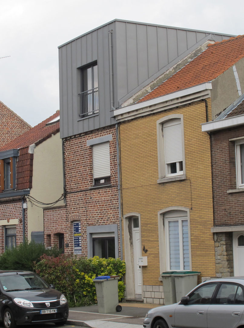 Extension et surélévation d'une maison de ville, F. DEMAGNY ARCHITECTE F. DEMAGNY ARCHITECTE Maisons modernes Feu de stationnement automobile,Auto,Véhicule terrestre,Plante,Pneu,Roue,Imeuble,Véhicule,Fenêtre,Biens