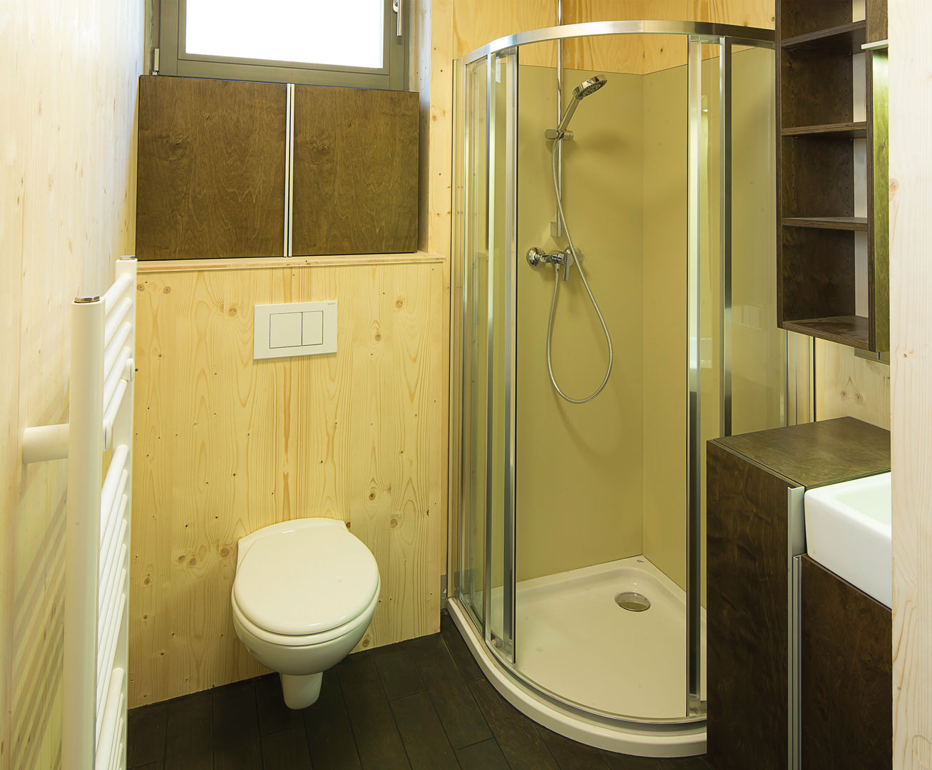 Moving House, Pilzarchitektur Pilzarchitektur Modern bathroom Bathtubs & showers