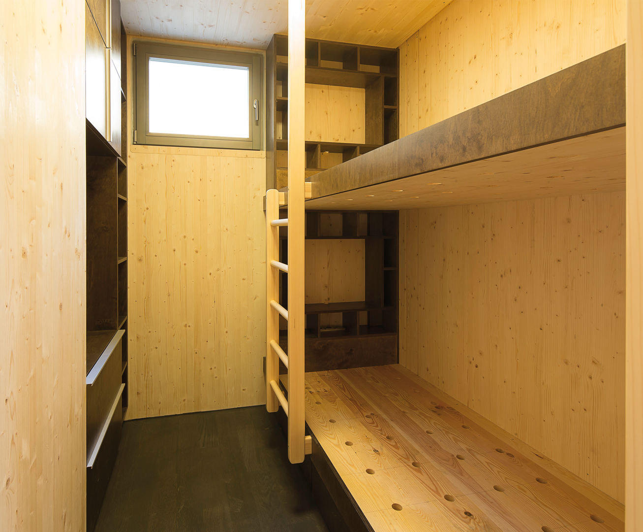 Moving House, Pilzarchitektur Pilzarchitektur 모던스타일 아이방 옷장 & 벽장