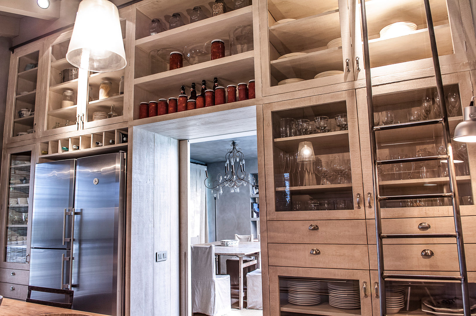 Casa con estilo en Sant Iscle, fuusta fuusta Country style kitchen Cabinets & shelves