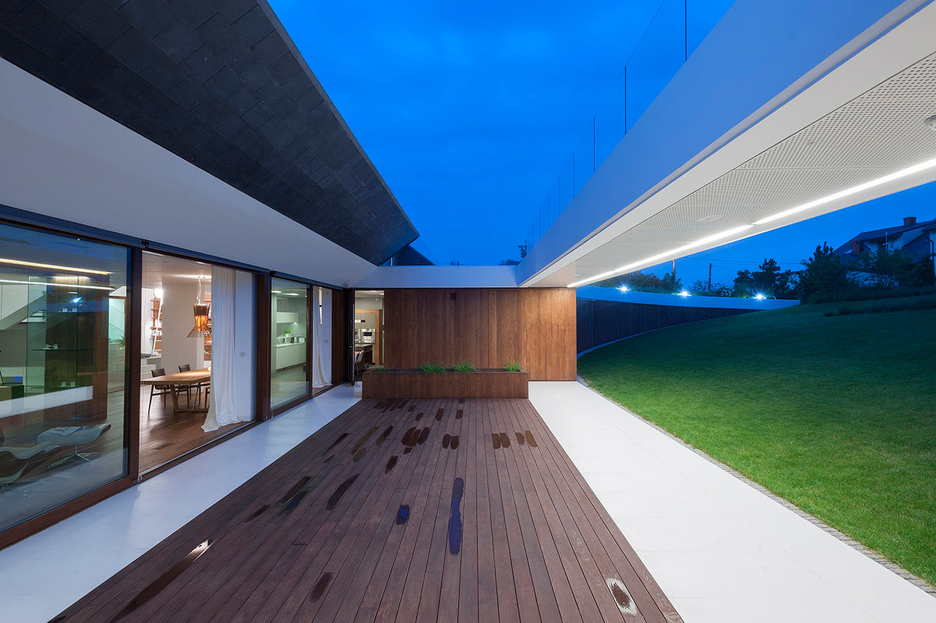 EDGE HOUSE, MOBIUS ARCHITEKCI PRZEMEK OLCZYK MOBIUS ARCHITEKCI PRZEMEK OLCZYK 모던스타일 발코니, 베란다 & 테라스