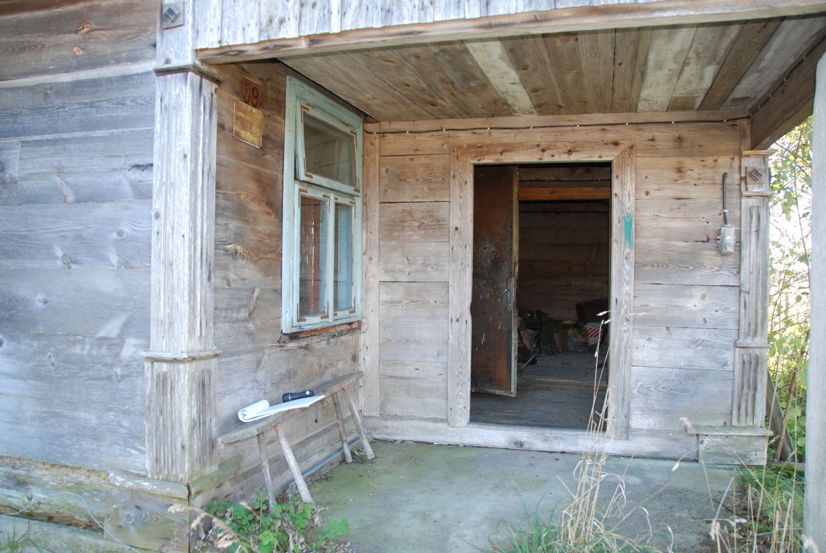 Переделанный старый деревянный домик