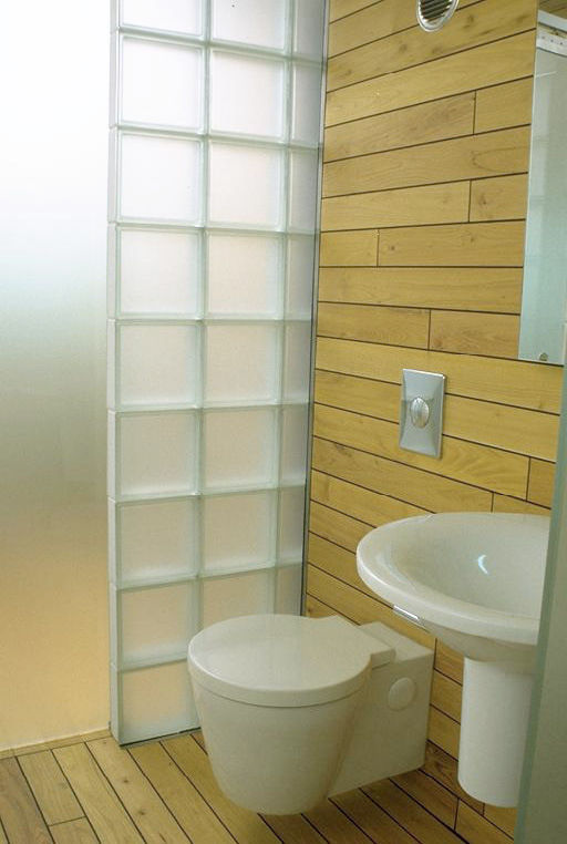 Waschbecken und Toilette Atelier Thomas Grögler Moderne Badezimmer Eigentum,Sanitärarmatur,Befestigung,Zapfhahn,Badezimmer,Waschbecken im Badezimmer,Holz,Waschbecken,Innenarchitektur,Violett