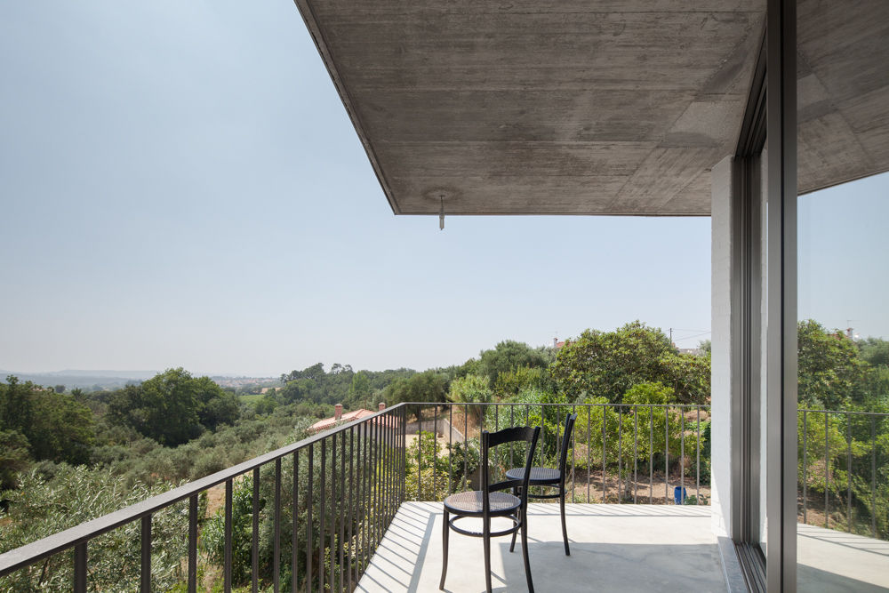 House on a Warehouse, Miguel Marcelino, Arq. Lda. Miguel Marcelino, Arq. Lda. Modern balcony, veranda & terrace