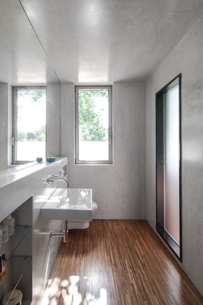 House on a Warehouse, Miguel Marcelino, Arq. Lda. Miguel Marcelino, Arq. Lda. Modern bathroom