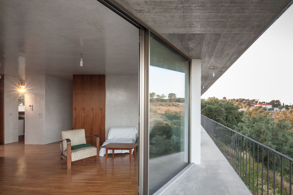 House on a Warehouse, Miguel Marcelino, Arq. Lda. Miguel Marcelino, Arq. Lda. Balcon, Veranda & Terrasse modernes