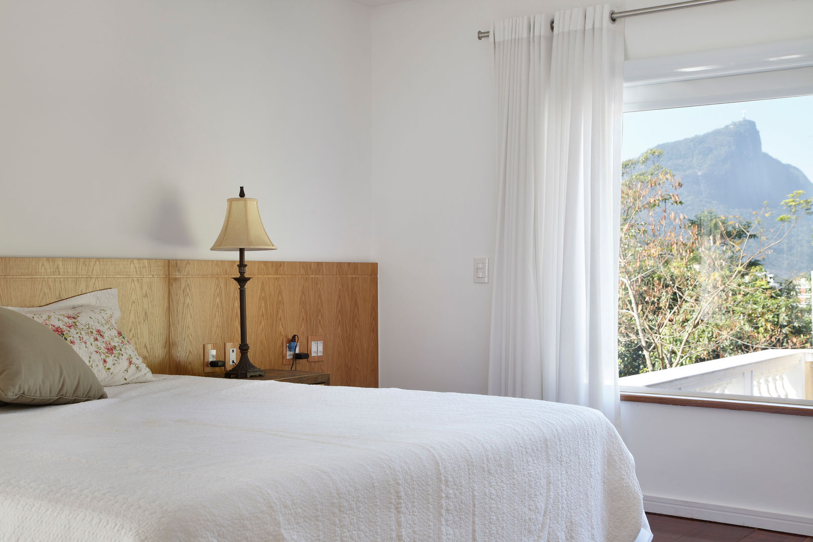 Casa na Gávea, Ricardo Melo e Rodrigo Passos Arquitetura Ricardo Melo e Rodrigo Passos Arquitetura Bedroom