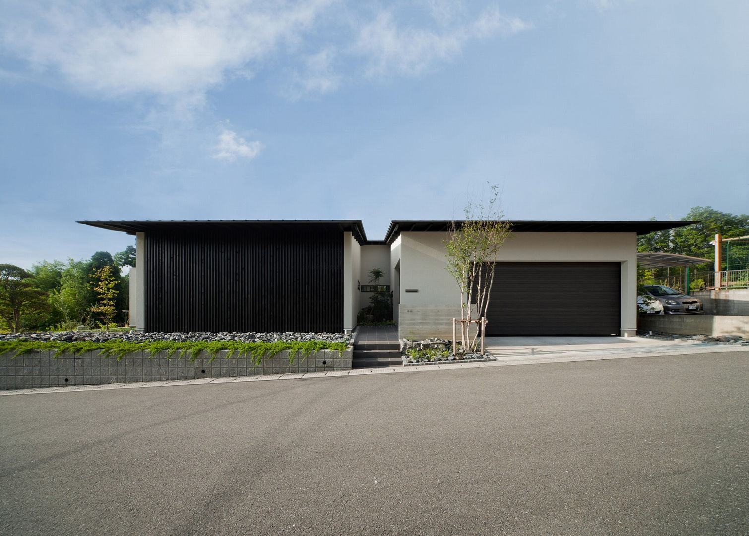 外観 Egawa Architectural Studio カントリーな 家 空,植物,雲,建物,フィクスチャ,アスファルト,路面,土地区画,ドア,不動産