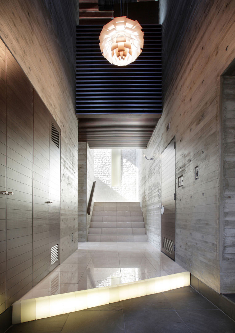 公園を臨む家, Egawa Architectural Studio Egawa Architectural Studio Eclectic style corridor, hallway & stairs