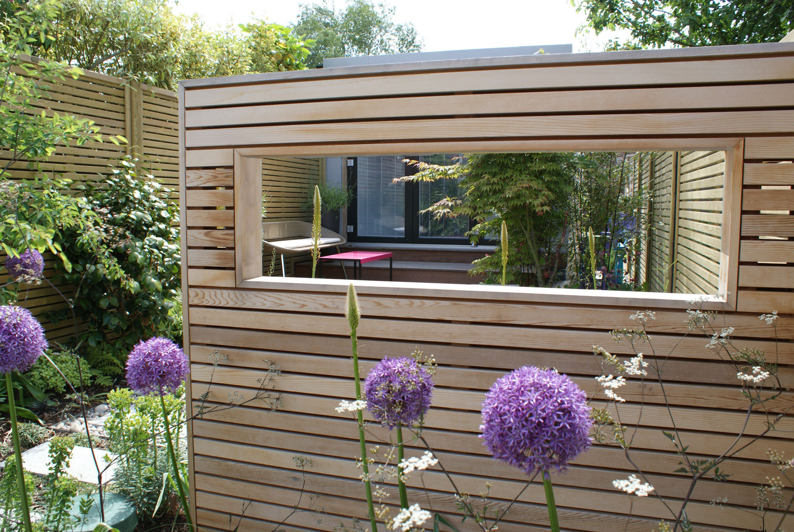 Modern English Garden - cedar window screen Rosemary Coldstream Garden Design Limited Modern style gardens