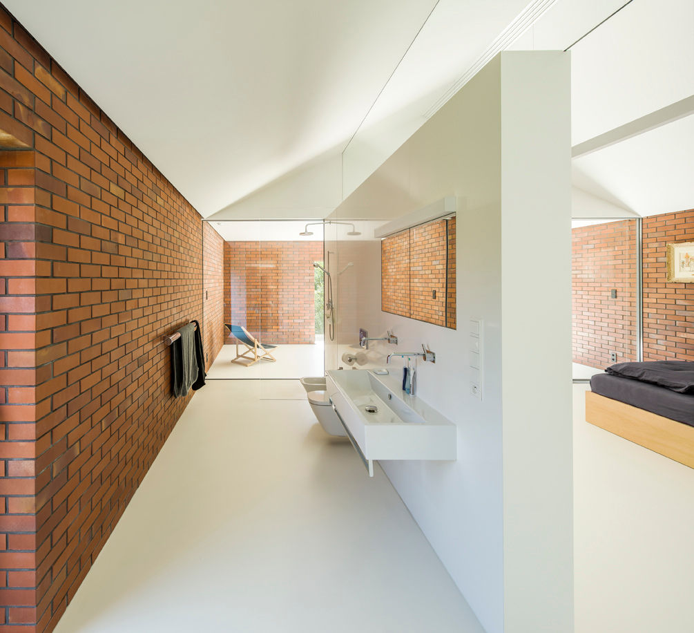 LIVING GARDEN HOUSE , KWK Promes KWK Promes Casas de banho modernas