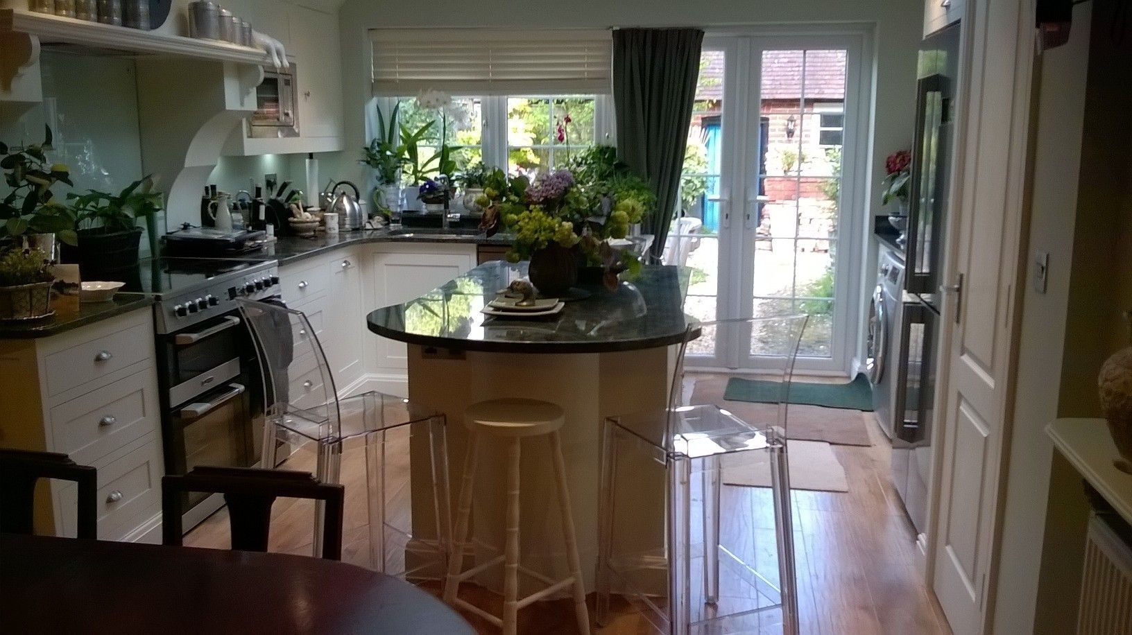 Contemporary touch kitchen in a classic cottage interior Pat Staples Interiors Cocinas de estilo rústico Accesorios y textiles