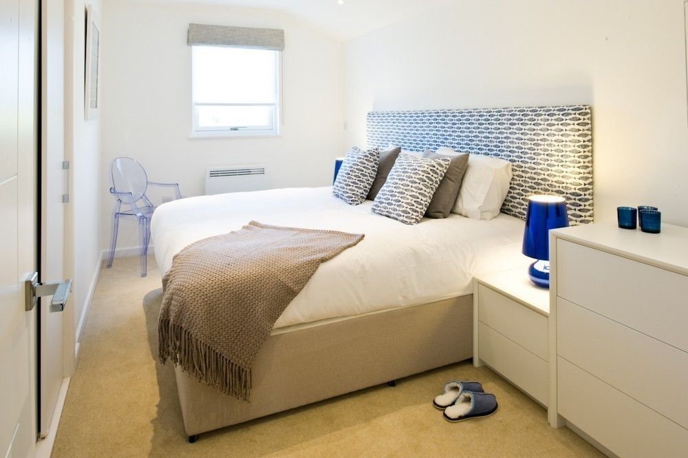 Peace At Last, Una St Ives, iroka iroka Modern style bedroom
