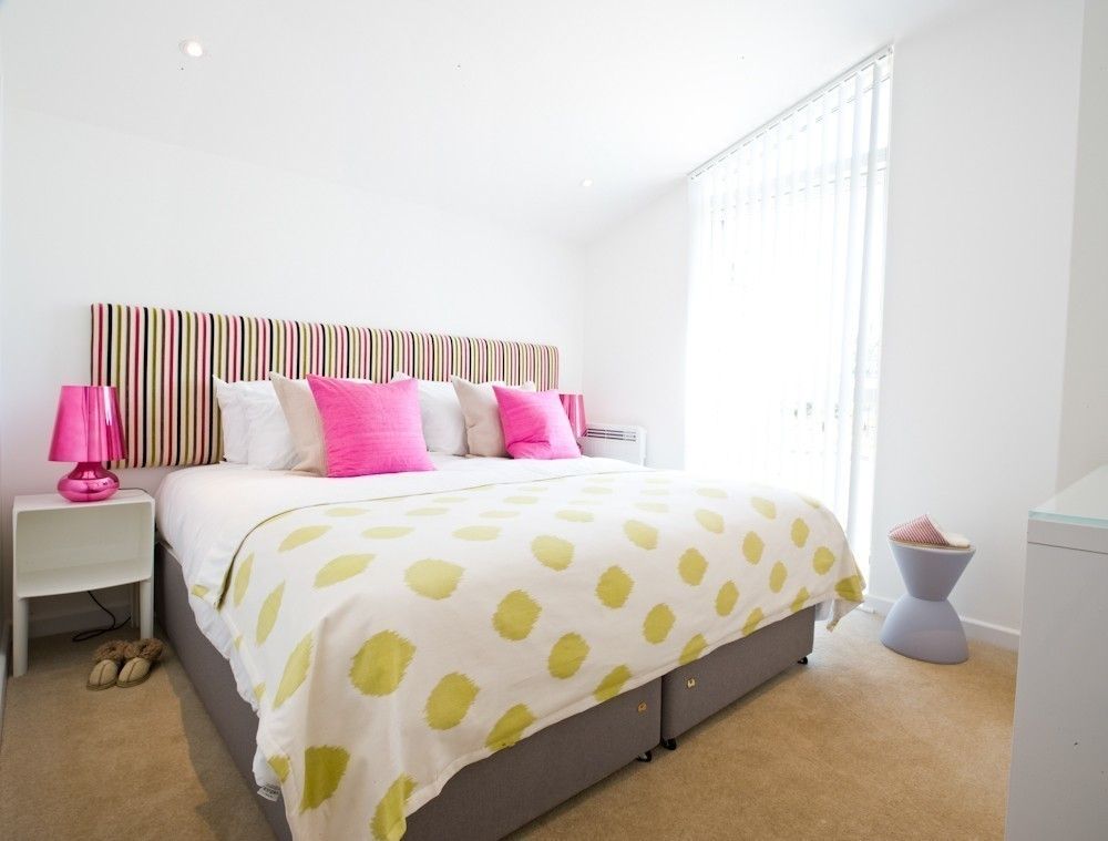 Take Off, Una St Ives, iroka iroka Modern Bedroom Textiles