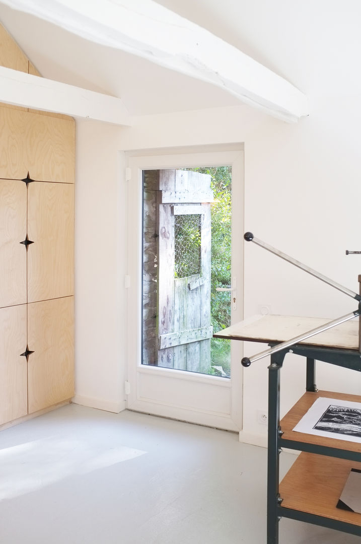 AN OLD BRETON BARN CONVERTED INTO AN ARTIST STUDIO, Modal Architecture Modal Architecture Modern kitchen