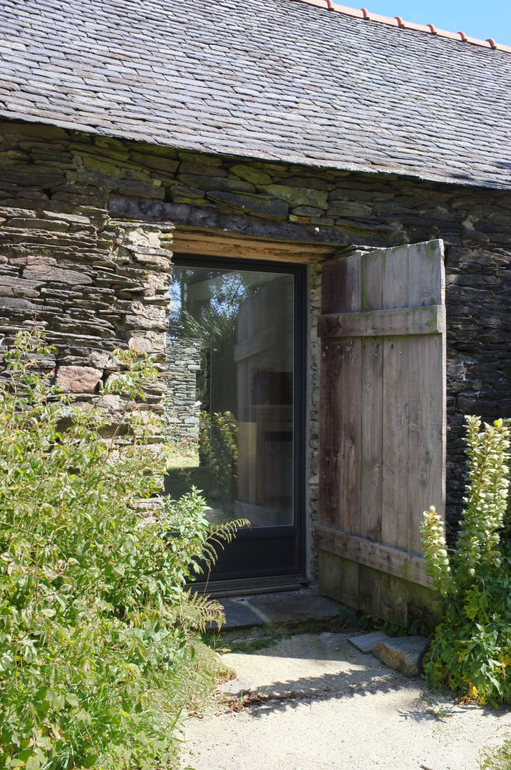 AN OLD BRETON BARN CONVERTED INTO AN ARTIST STUDIO, Modal Architecture Modal Architecture Nhà phong cách đồng quê