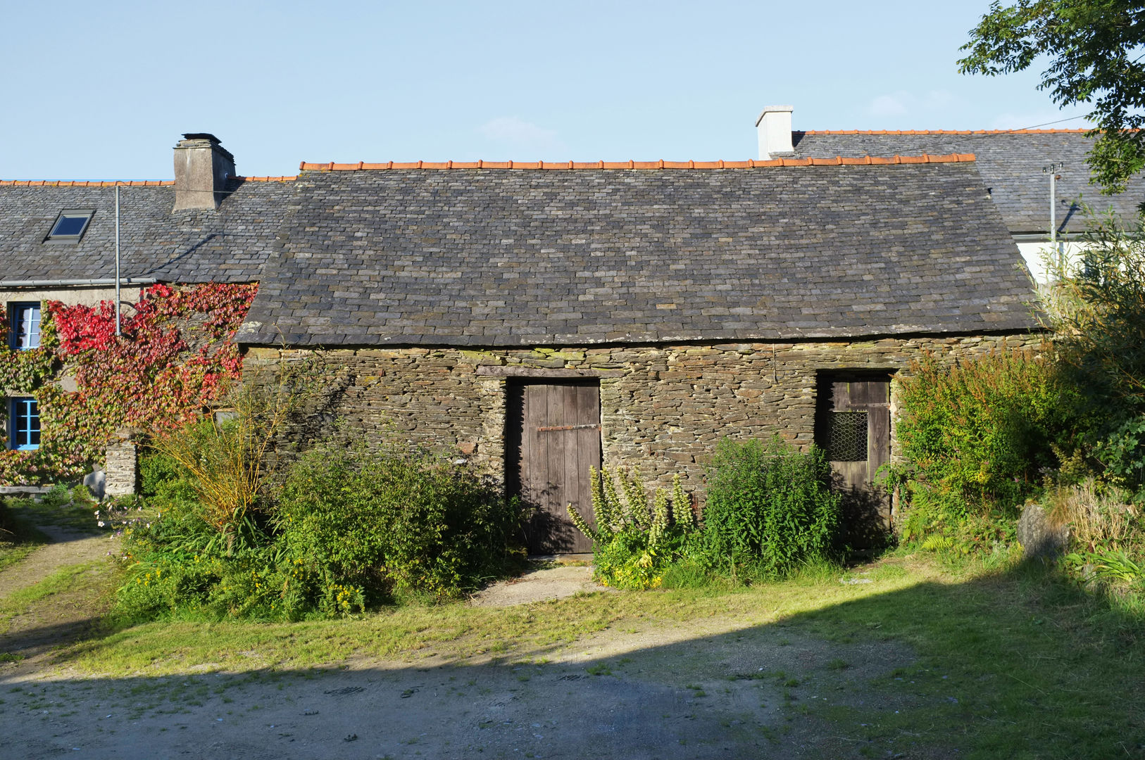 AN OLD BRETON BARN CONVERTED INTO AN ARTIST STUDIO, Modal Architecture Modal Architecture Country style houses