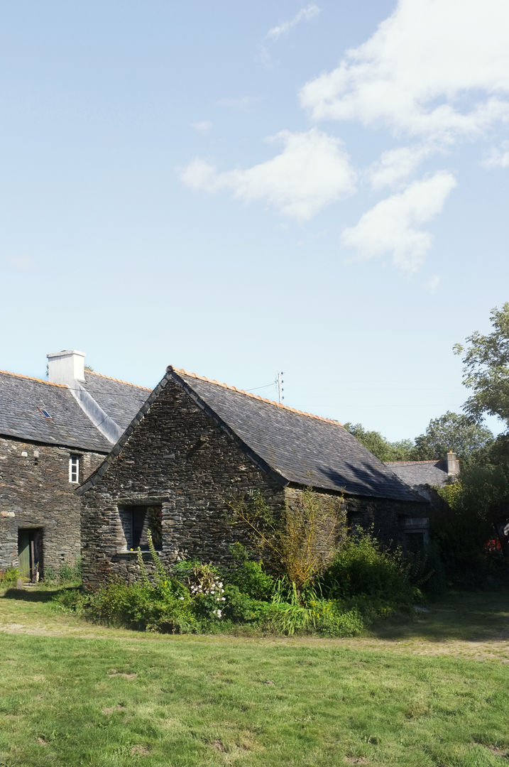 AN OLD BRETON BARN CONVERTED INTO AN ARTIST STUDIO, Modal Architecture Modal Architecture Country style houses