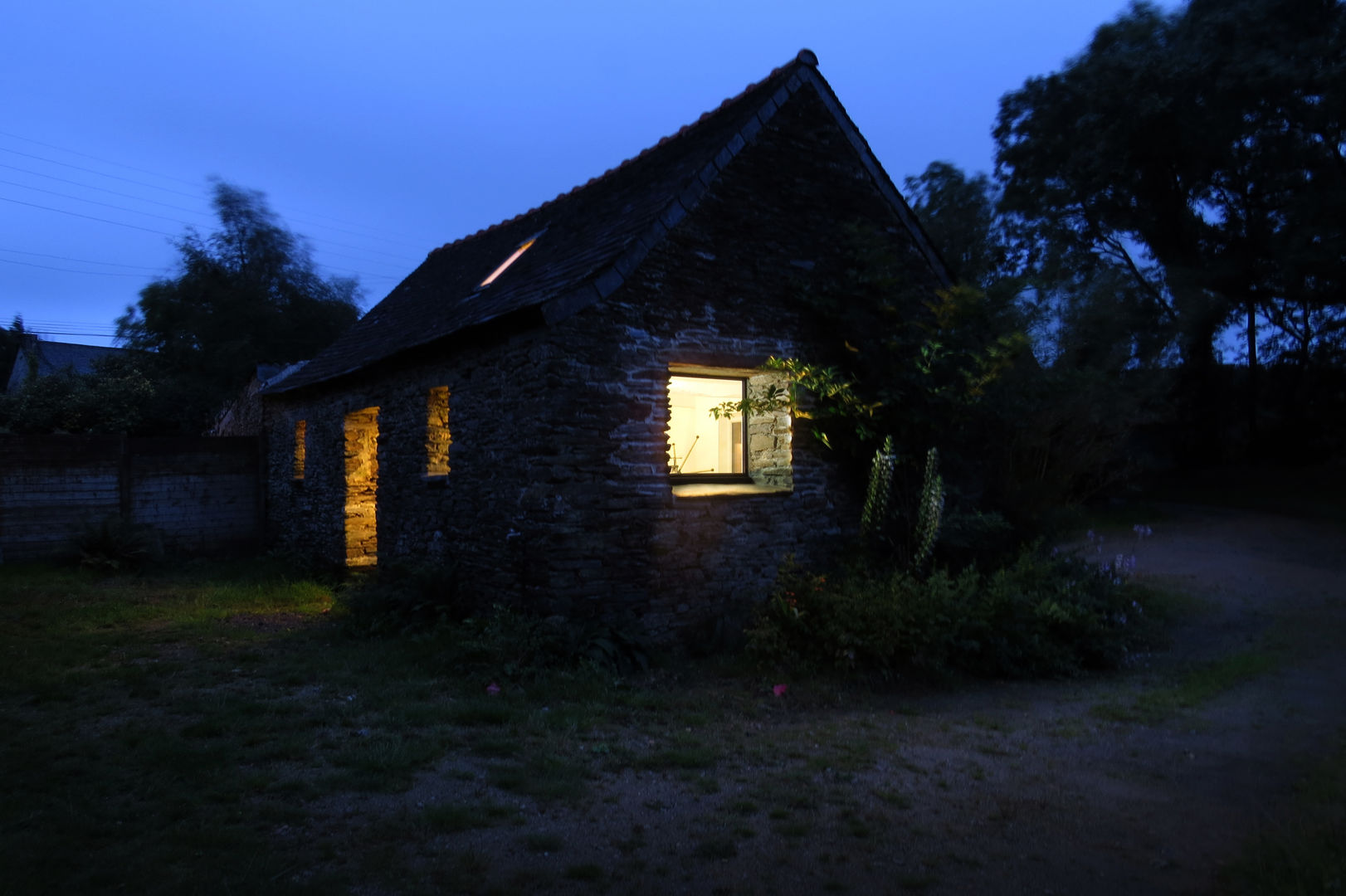 AN OLD BRETON BARN CONVERTED INTO AN ARTIST STUDIO, Modal Architecture Modal Architecture Wiejskie domy