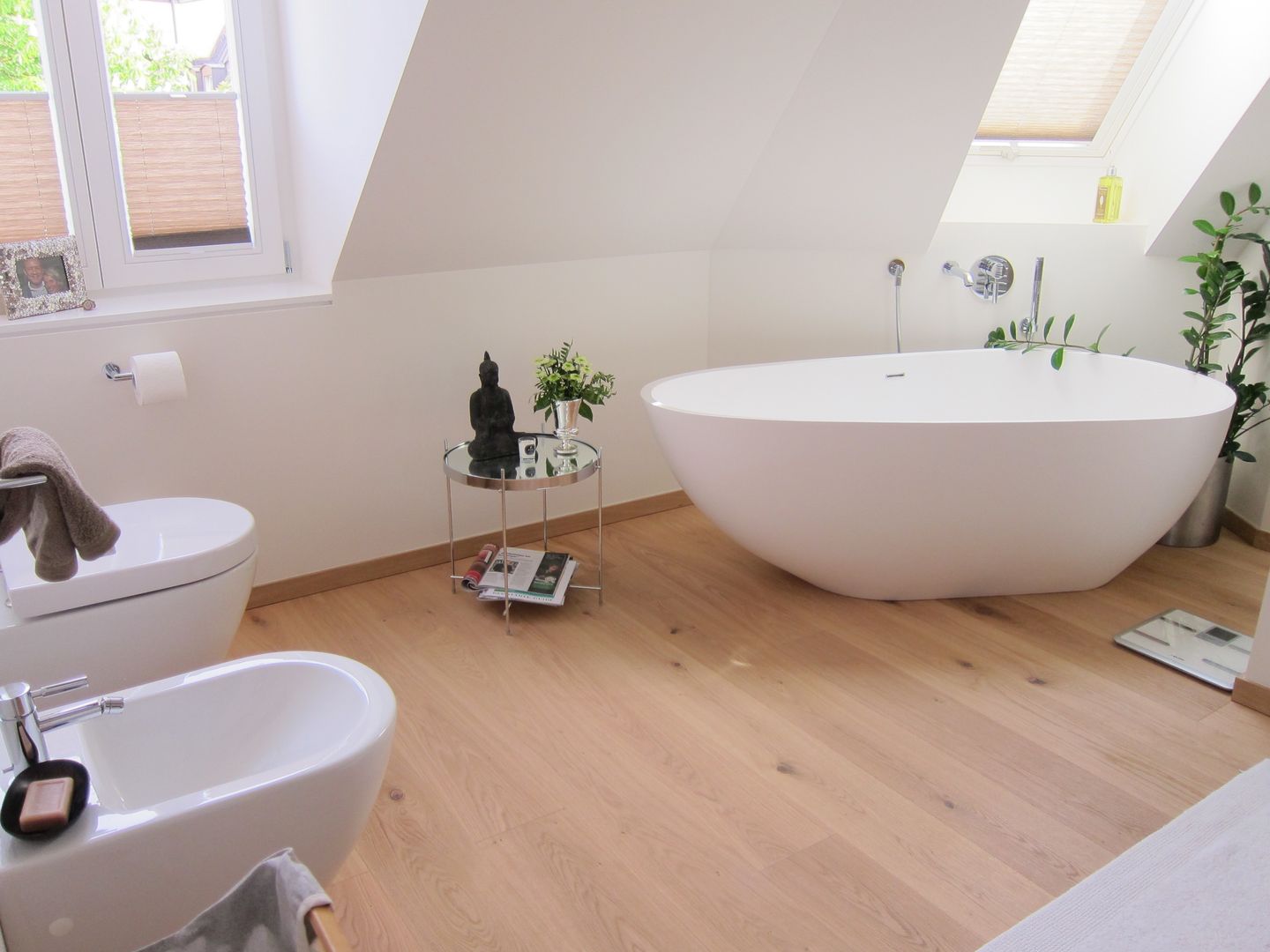 Edle freistehende Badewannen für luxuriöse Badezimmer, Badeloft - Badewannen und Waschbecken aus Mineralguss und Marmor Badeloft - Badewannen und Waschbecken aus Mineralguss und Marmor Modern bathroom Bathtubs & showers